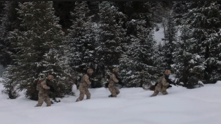 Border troops in Xinjiang conduct drill in freezing conditions