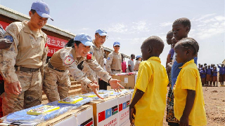 Chinese peacekeepers donate humanitarian supplies to primary school in South Sudan (Wau)