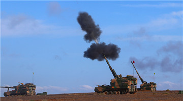Gun-howitzers fire in Gobi desert