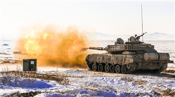 MBT fires its main gun in cold snow