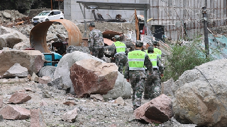 PLA and PAP troops head to Lushan for post-quake relief