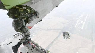 Special operations soldiers conduct cross-regional parachuting training via Y-20
