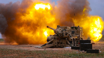 Vehicle-mounted gun-howitzers spit fire