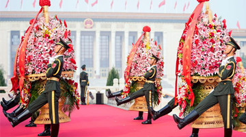Martyrs' Day ceremony of presenting flower baskets to fallen national heroes held in Beijing